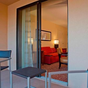 1 Bedroom Executive Suite 1 King Sofa bed